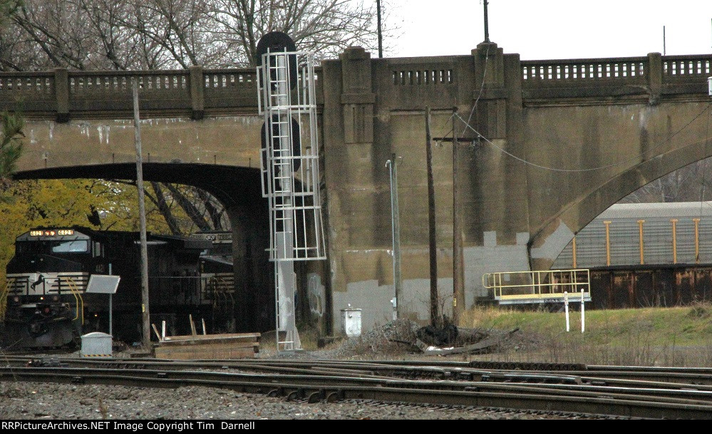 NS 4421 waits for the signal.